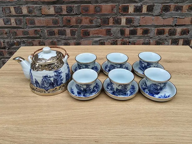 Bộ ấm chén Bát Tràng bọc đồng men lam Trúc Lâm Thất Hiền dáng vuốt