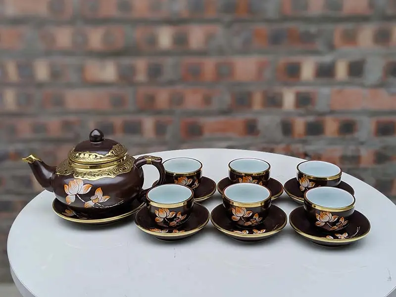 Bộ tách trà bát tràng 14 sản phẩm vẽ sen vàng bọc đồng