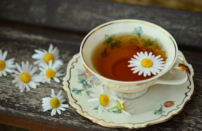 Sử dụng trà hoa cúc cam thảo mỗi ngày giúp bạn có những giấc ngủ ngon