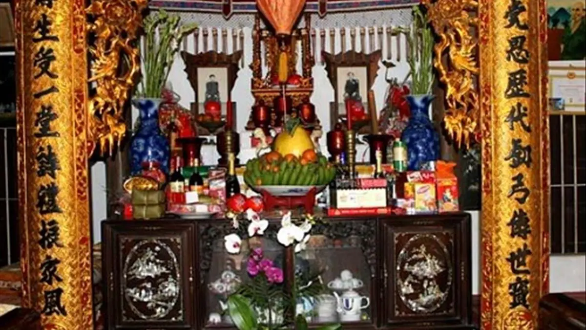 Bát hương trên bàn thờ với ý nghĩa thể hiện việc thờ cúng của gia đình