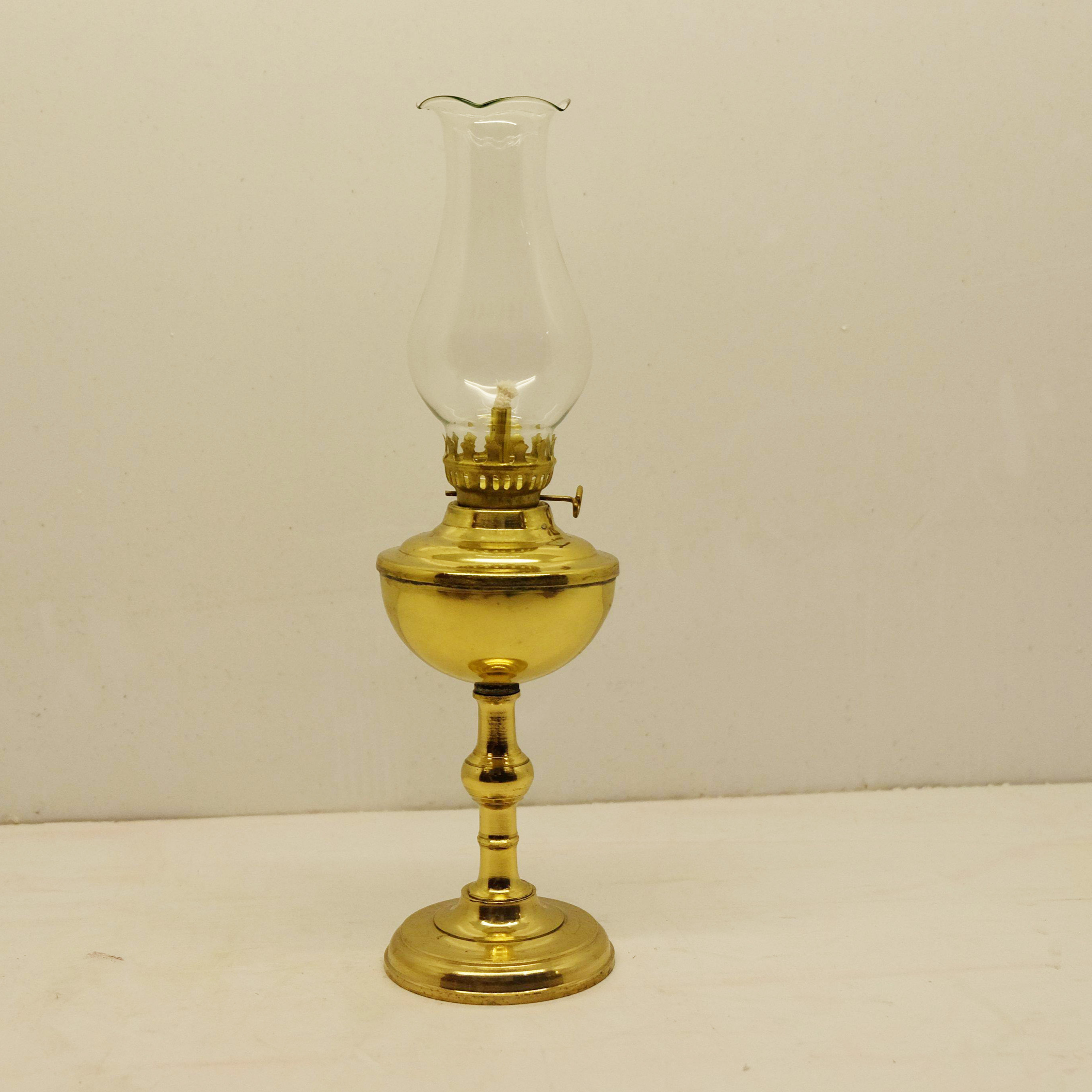 Cách lựa chọn đèn dầu trên bàn thờ hợp phong thuỷ